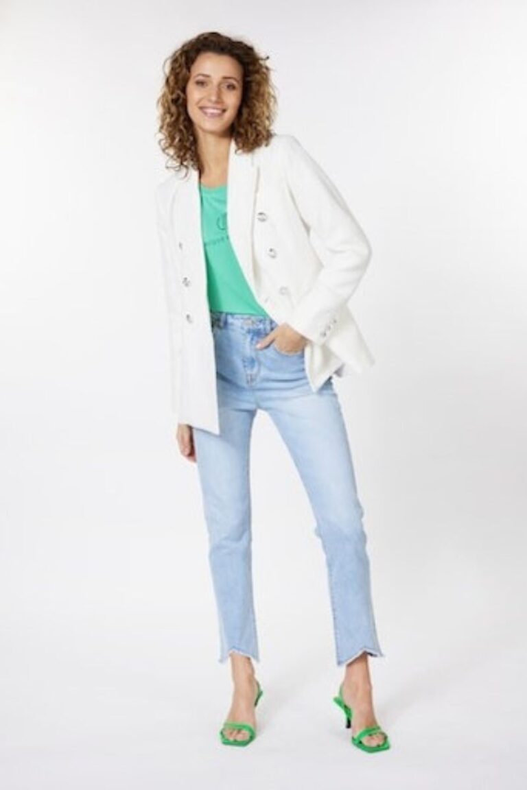Snadný outfit dámské džíny v kombinaci s tričkem v módních barvách doplněný lehkým jarním sakem od značky Esqualo