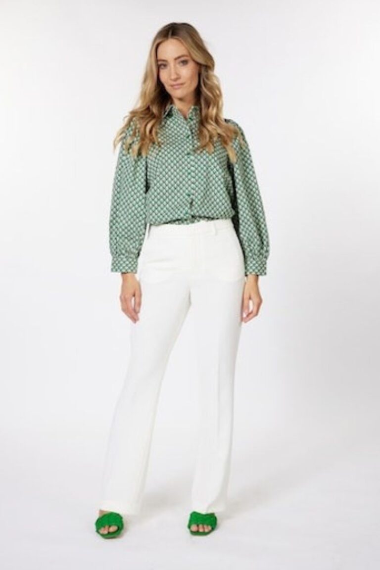 Módní dámská halenka s bílými kalhoty vše od značky Esqualo