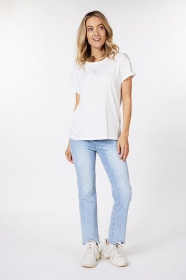 Klasická kombinace bílého trička s modrými džínami od značky Esqualo kolekce jaro léto 2024