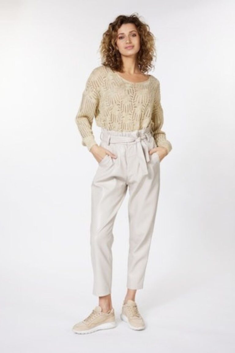Módní dámské kalhoty s vysokým pasem v kombinaci s lehkým jarním svetrem vše od značky Esqualo