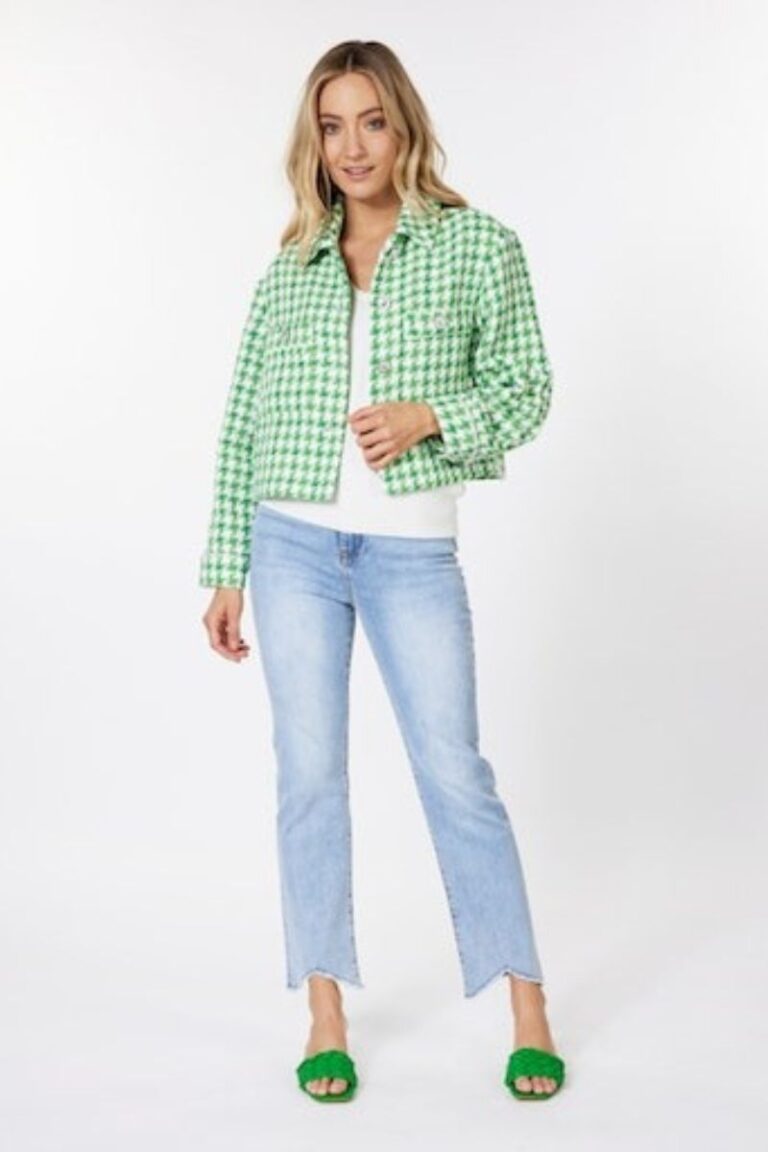 Dámské módní sako od značky Esqualo v kombinaci se světle modrými džínami od stejné značky