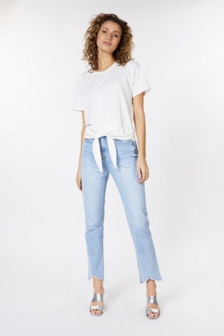 Klasický outfit s bílým tričke s detailem uzlu a světle modré džíny vše od značky Esqualo kolekce jaro léto 2024